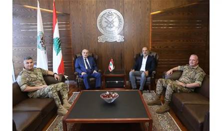 وزيرا الدفاع والأشغال يبحثان خطط إعادة تأهيل وتشغيل مطار القليعات