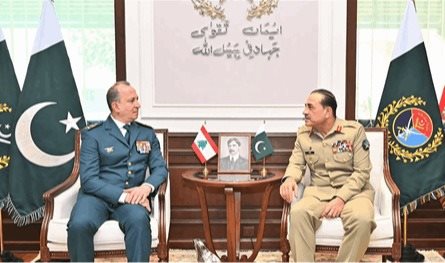 قائد الجيش التقى نظيره الباكستاني.. واتفاق على تعزيز العلاقا
