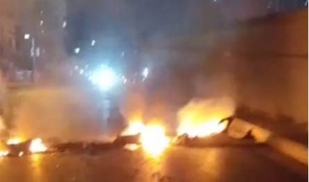 بالفيديو... قطع أوتوستراد الملولة في طرابلس بالإطارات المشتعلة