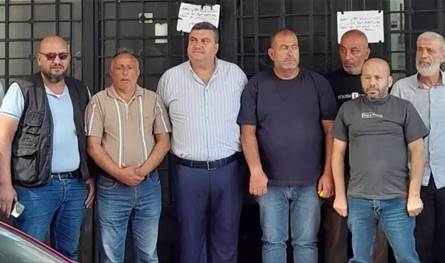 في سير الضنية.. عمال bus يقفلون ابواب كهرباء لبنان