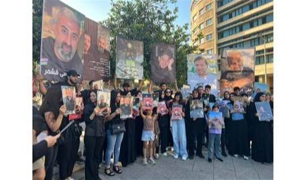 أمام السرايا.. وقفة لأهالي 4 شبان فُقد الاتصال بهم في الجنوب