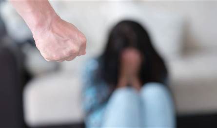 خلف الجبهات... اكثر من 350 صرخة عنف ضد النساء