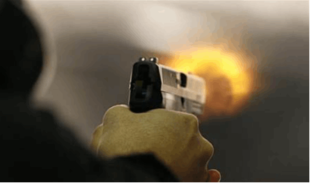 أطلقوا النار عليه ولاذوا بالفرار.. هذا ما حصل على طريق راس مسقا (صورة)
