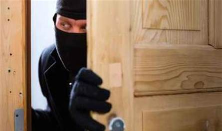 سرقة طالت منزلاً في عاليه... سيّدة نفّذت العمليّة من دون كسر أو خلع