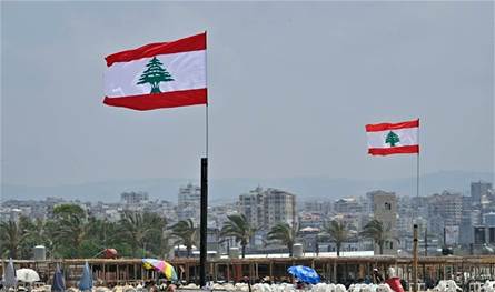 بالصور.. شاطئ مدينة صور ينبض بالحياة مُجدداً