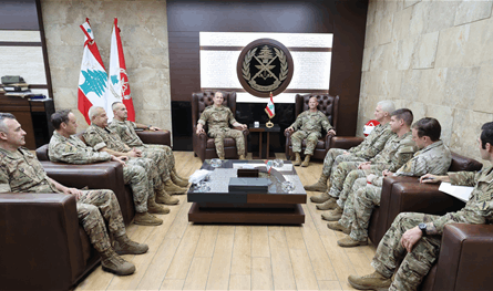 تنسيق عسكري وملفات مشتركة.. قائد الجيش استقبل وفداً من "CENTCOM"