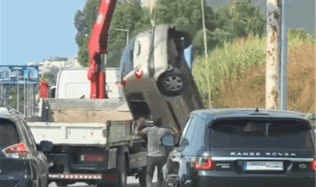 فيديو من طريق ضبيه.. سيارة تنقلب من رافعة!