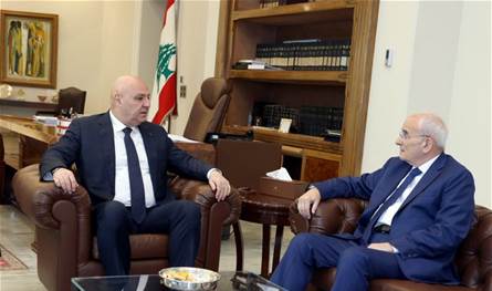 وفد إماراتي في بيروت وفرنسا والسعودية تدعوان الى تكثيف الجهود للتوصل إلى حل نهائي في لبنان.