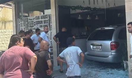سيارة اجتاحت مطعماً في شكا!