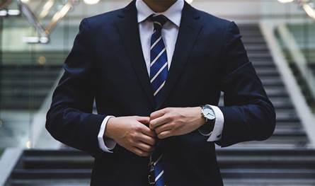 وزير بارز يسخر من مداولات مجلس الوزراء