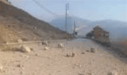 بالصورة: طريق الخردلي مقطوعة بالكامل جراء تفجير علي الطاهر