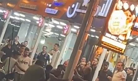 في طرابلس.. إشكال وتضارب بالأيدي أمام مطعم (فيديو)