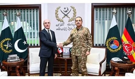 لقاء بين وزير الداخلية ورئيس الأركان الباكستاني تناول المؤتمر التحضيري لدعم الجيش وقوى الأمن