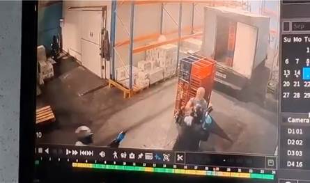 بالفيديو.. ملثمون ينفذون سطوًا مسلحًا داخل مستودع في البحصاص ويسرقون 40 ألف دولار