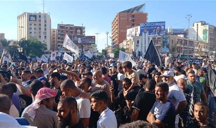 بالصور والفيديو.. وقفة احتجاجية في طرابلس رفضًا للطعن بقانون العفو العام