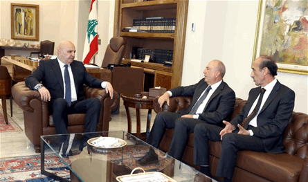 عون استقبل رئيسيّ بلديتيّ بكاسين وكرخا