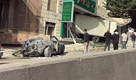 الأضرار كبيرة... شاحنة اقتحمت محلات تجاريّة في عاليه (فيديو)
