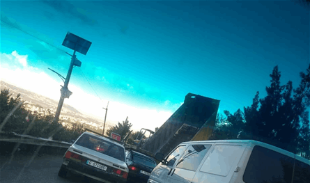 عدد من أصحاب الشاحنات يقطعون طريق عام الضنية احتجاجاً