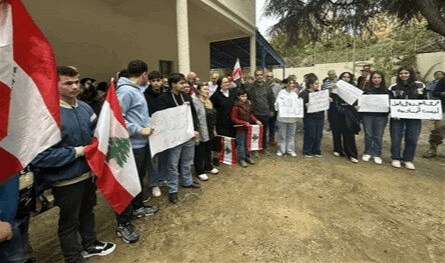 في رشميا.. وقفة احتجاجية رفضاً لقرار وزيرة التربية إقفال ثانوية مارون عبود