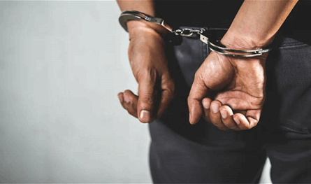 مطاردة وإطلاق نار.. هكذا تم توقيف أحد المطلوبين في زغرتا