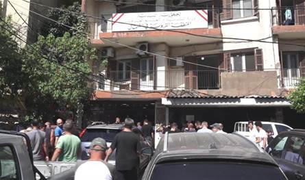 خلع الباب الحديدي لمدخل الدائرة التربوية في طرابلس وشتم الموظفين.. والأمن يعمّم صورته