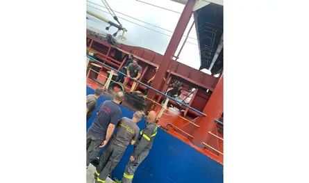 آخر خبر عن الباخرة الجانحة مقابل مرفأ بيروت... ماذا أعلن الدفاع المدني؟