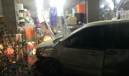 بالصور.. سيارة تجتاح متجراً شرق صيدا!