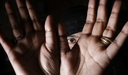 العنف الأسري مجدداً.. ضربها واعتدى على قوى الأمن وكوفئ بإخلاء سبيله