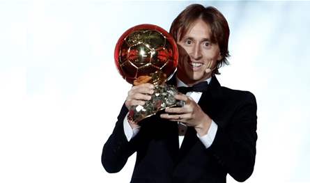  مودريتش يتوّج بجائزة الكرة الذهبية للمرّة الأولى في مسيرته (صور)