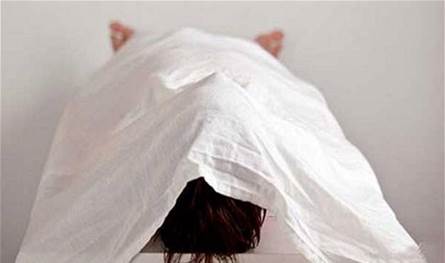 أقفل البرادي الخارجية ووضع جثّة شقيقته على الشرفة
