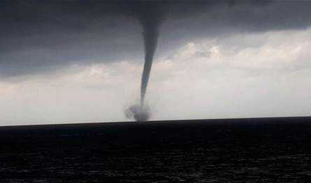 "إعصار لبنان".. خبير يشرح ما حصل أمس ويكشف موعد تحسن الطقس