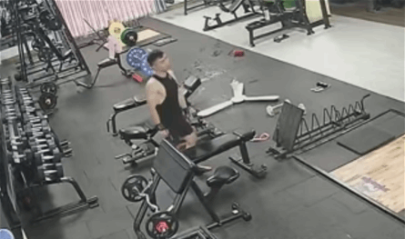 نجا بأعجوبة.. لحظة سقوط مروحة سقف على شاب في صالة رياضية (فيديو)