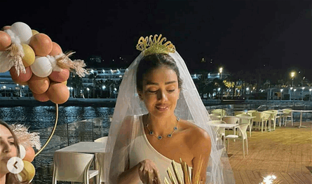 قبل يوم واحد من زفافها: جيسيكا عازار تحتفل مع عريسها وتطل كالأميرات.. شاهدوا قالب الحلوى المميز (صور) 