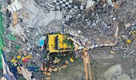 لقطات مرعبة في كوريا الجنوبية.. سقوط مبنى على حافلة ركاب تقل 17 شخصا (فيديو)