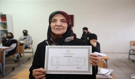 بعد بلوغها 84 عاما.. مسنة تركية تحقق حلمها بنيل شهادة الثانوية (فيديو)