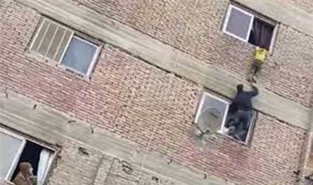 فيديو يحبس الأنفاس.. شاب مصري ينقذ طفلا من الموت!