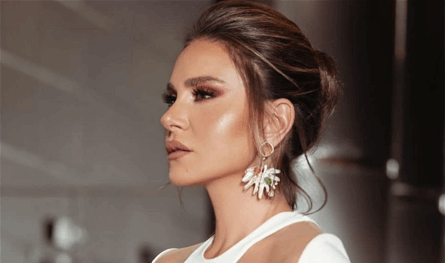 بعز الصقيع.. ديما قندلفت بالمايوه وتسبح في البحر! (صورة)