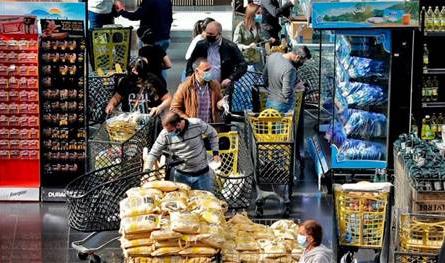 حركة غير طبيعيّة في السوق والمتاجر.. ماذا يجري؟