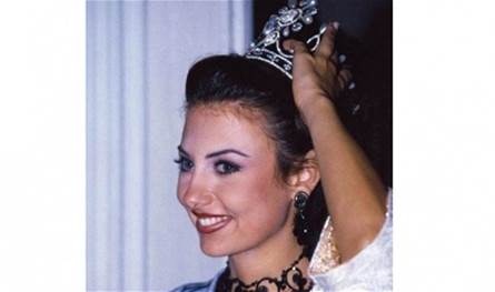 بعد 24 سنة على انتخابها.. ملكة جمال لبنان 1998 تصوت مع زوجها في الانتخابات شاهدوا كيف أصبحت (صور)