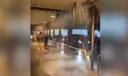 مشهد غريب في مطار جنيف... المياه تتدفق من السقف! (فيديو)