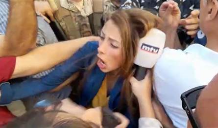 النائبة سينتيا زرازير تتعرّض للضرب في محيط البرلمان.. فيديو يوثق ما حصل
