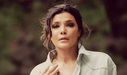 قُبلة حميمة بين ممثلة لبنانية وممثل سوري تُشعل المواقع وتُثير بلبلة!