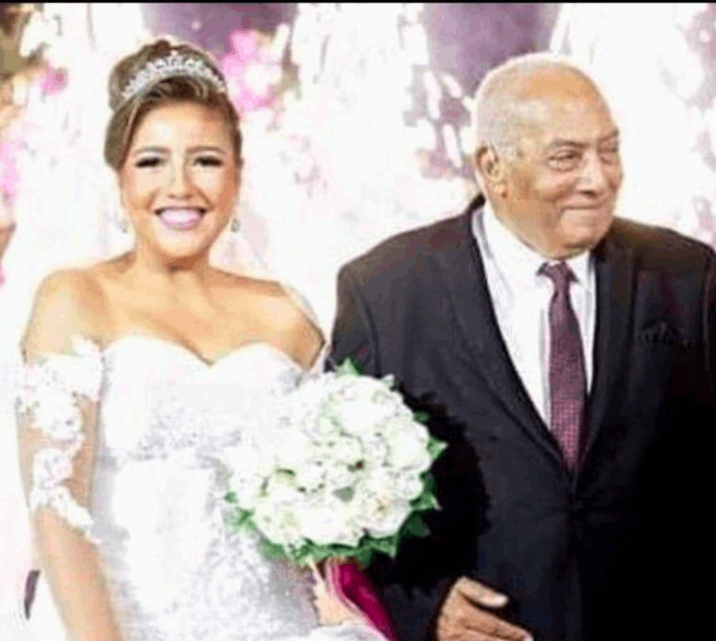 الموت يؤلم الفنانة الشهيرة.. رحل والدها بعد صراع مع المرض