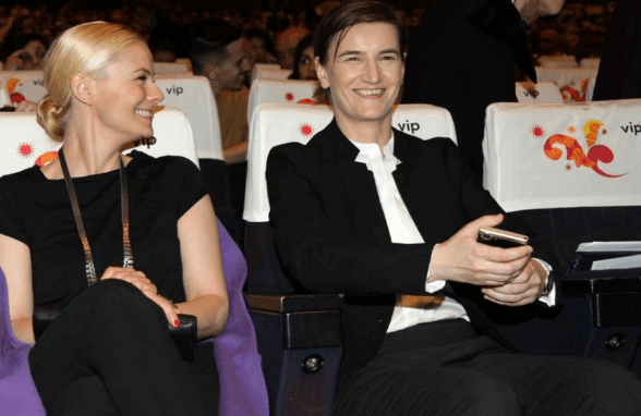 شريكة رئيسة حكومة صربيا "المثلية" تضع طفلا.. وتخالف القانون!!! 1