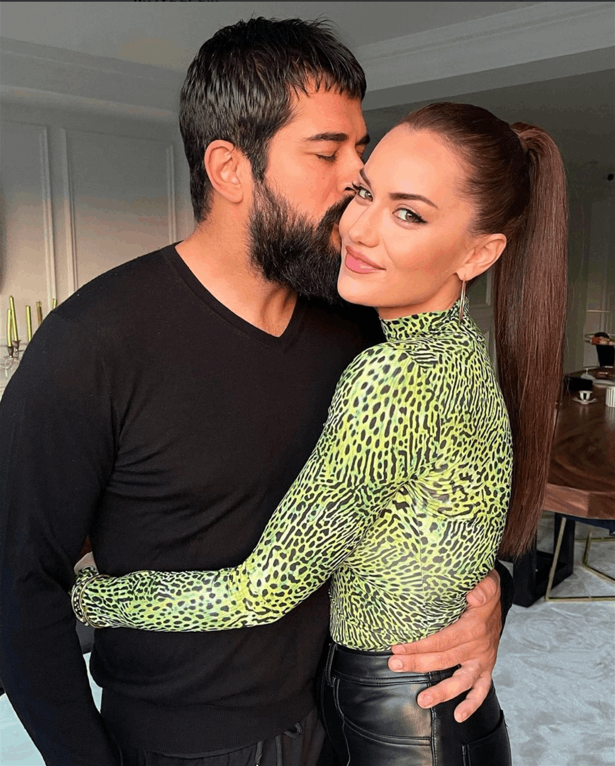 فهرية أفجان وبوراك أوزجفيت يردان على أنباء طلاقهما بقبلة حميمة 28