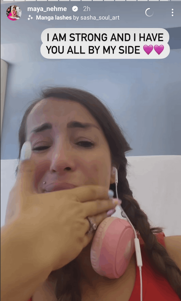 ظهرت وهي تبكي بحرقة.. الفنانة اللبنانية الشهيرة لا تزال في المُستشفى وصور تكشف وضعها