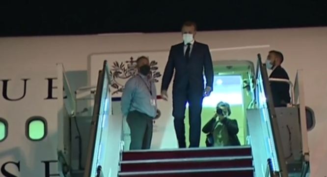 بالصور: الرئيس الفرنسي إيمانويل ماكرون يصل بيروت في زيارة هي الثانية خلال شهر بالصور: الرئيس الفرنسي إيمانويل ماكرون يصل بيروت في زيارة هي الثانية خلال شهر