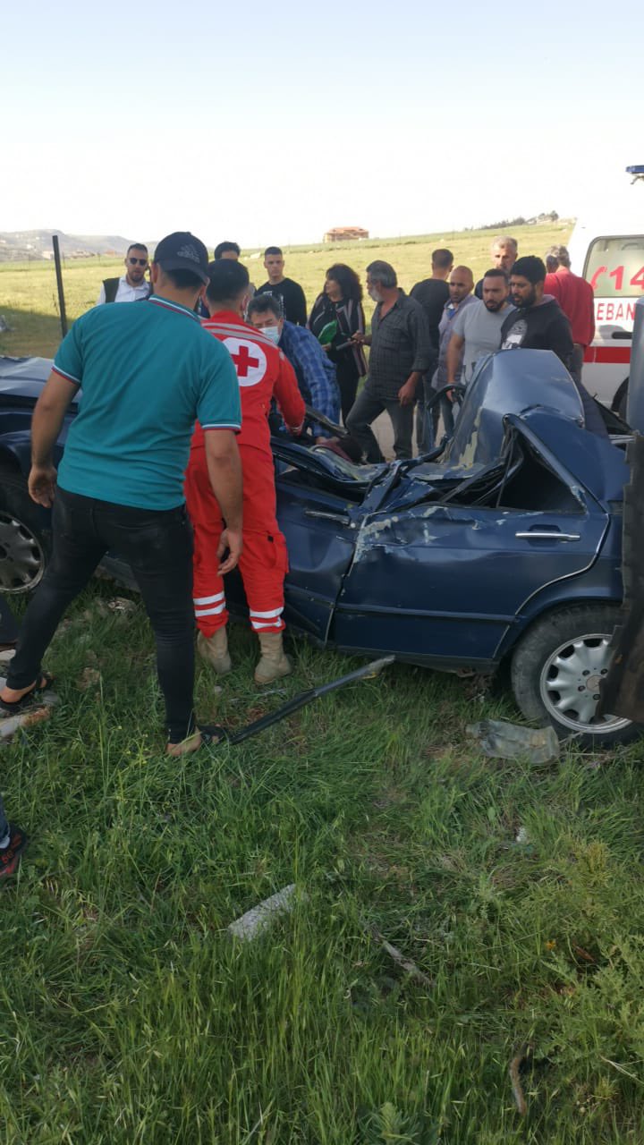 طارت السيارة وارتطمت بالعامود حادث سير مروع في ضهر الأحمر فيديو وصور