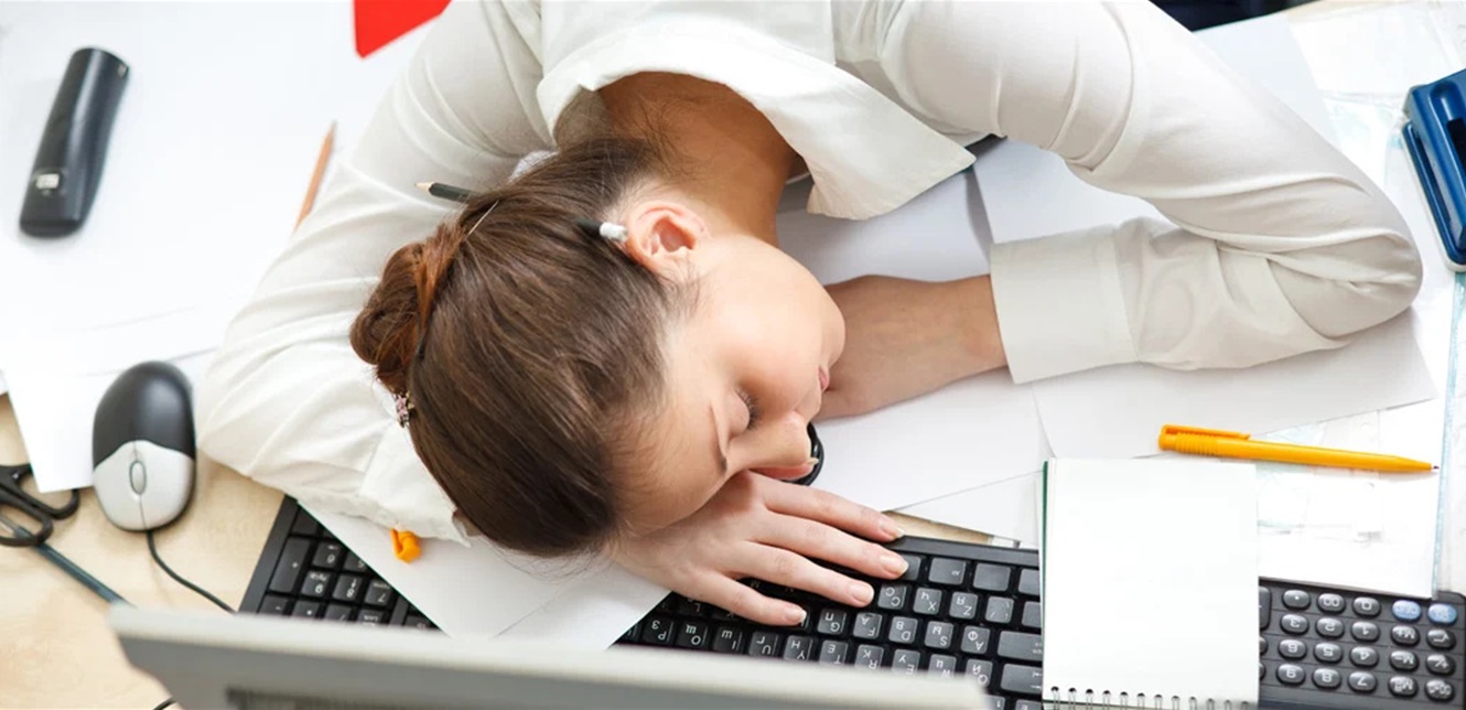 12 سبباً قد يفسر شعورك بالتعب الدائم ونقص الطاقة