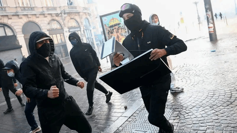 “Your devices are disabled, and we’re tracking you” … Apple Store thieves in France in trouble